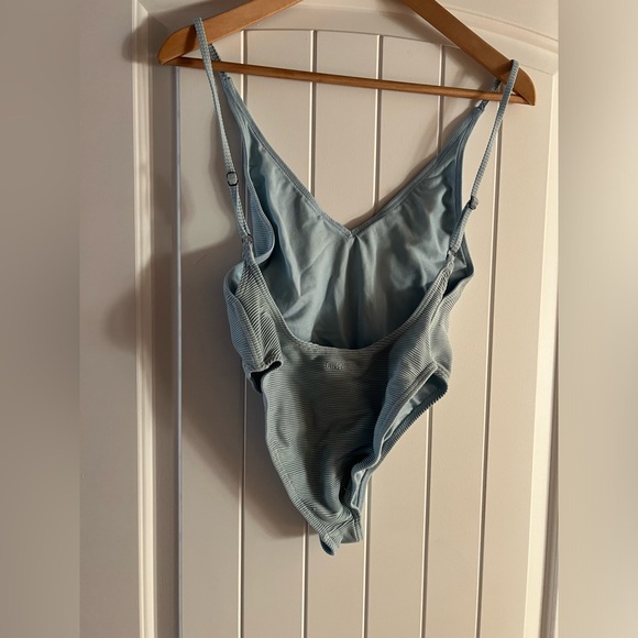 Cute open back one piece bikini - Picture 2 of 4